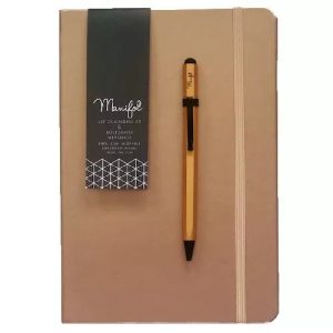 Cuaderno A5 metalizado color rosa metalico con bolígrafo en conjunto